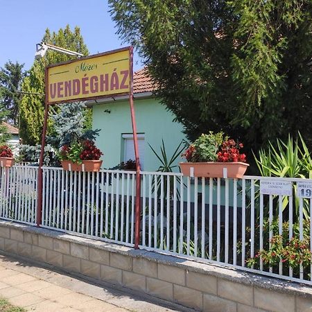 Opusztaszeri Mozes Vendeghaz Ξενοδοχείο Εξωτερικό φωτογραφία