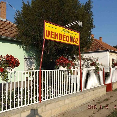 Opusztaszeri Mozes Vendeghaz Ξενοδοχείο Εξωτερικό φωτογραφία