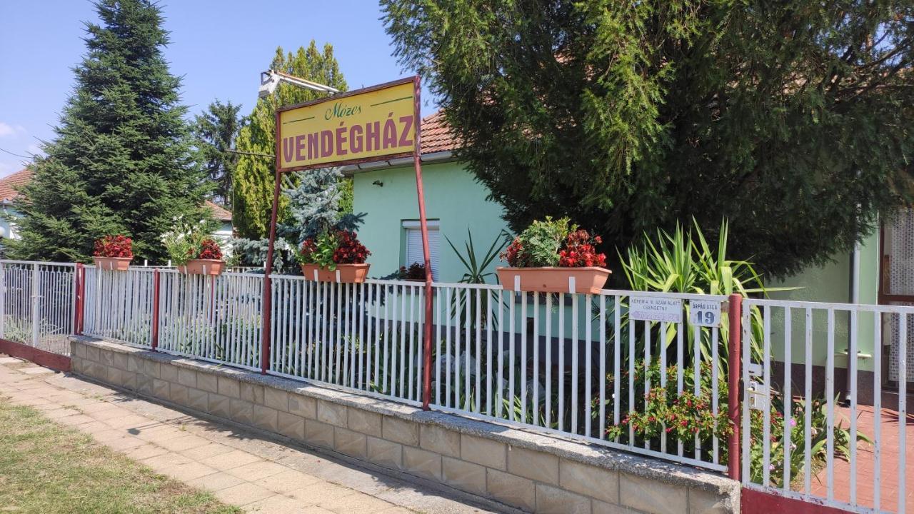 Opusztaszeri Mozes Vendeghaz Ξενοδοχείο Εξωτερικό φωτογραφία