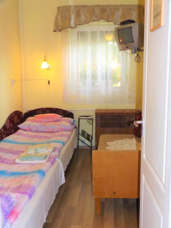 Opusztaszeri Mozes Vendeghaz Ξενοδοχείο Εξωτερικό φωτογραφία